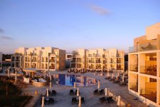 Отель Amphora Beach Resort & Suites 4*