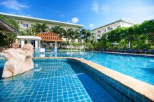 Отель Chalong Beach Hotel & Spa 4*